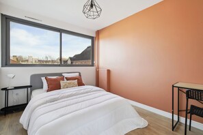 5 slaapkamers, een strijkplank/strijkijzer, wifi