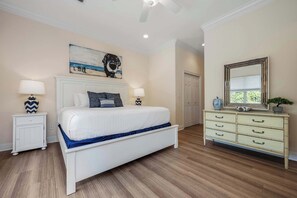 3 habitaciones, escritorio y tabla de planchar con plancha