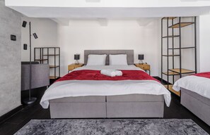 1 habitación, cortinas blackout, tabla de planchar con plancha y cunas 