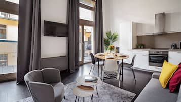 Refrigerador con freezer, microondas, horno, placa de cocina