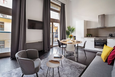 Apartamento conforto, vista para a cidade | Cozinha privada | Geladeira grande, micro-ondas, fogão, cooktop. Airy loft-apartment with balcony