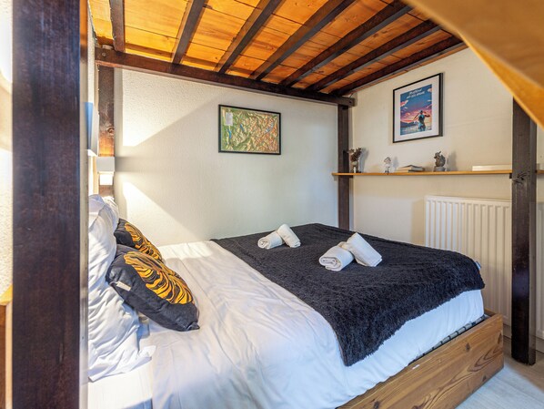 Iron/ironing board, travel cot, WiFi, bed sheets