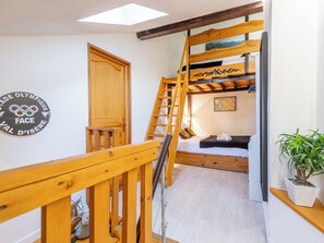 Tabla de planchar con plancha, cuna de viaje, wifi y ropa de cama