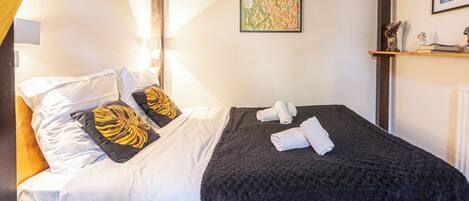 Fer et planche à repasser, lit parapluie, Wi-Fi, draps fournis