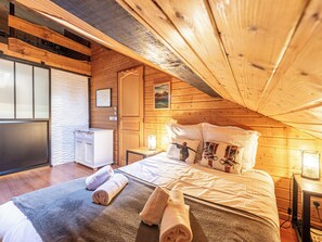 Iron/ironing board, travel cot, WiFi, bed sheets