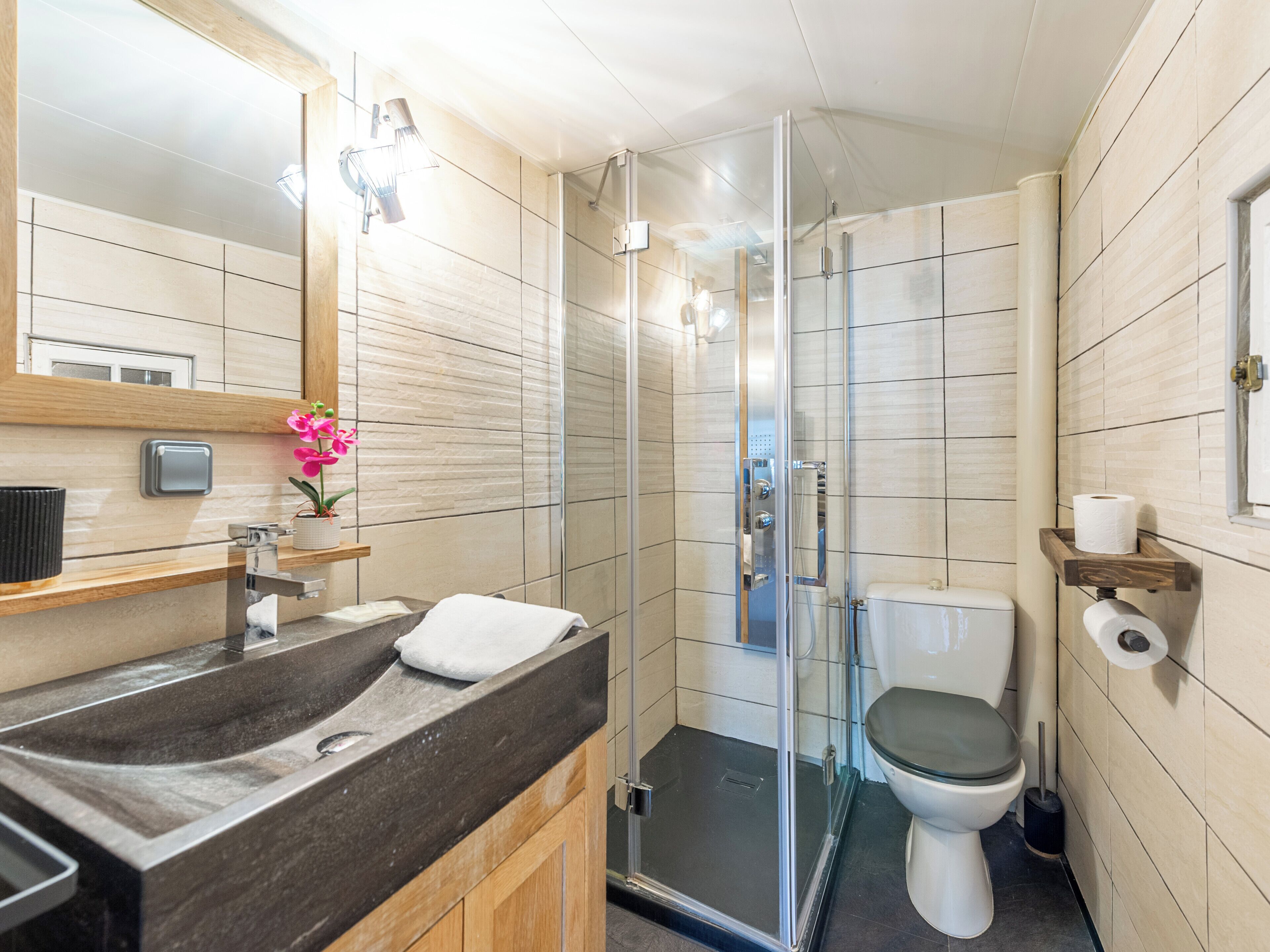 Douche, articles de toilette (gratuits), séchoir à cheveux