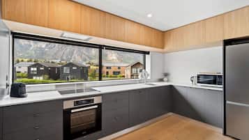 Frigorífico, microondas, horno y placa de cocina