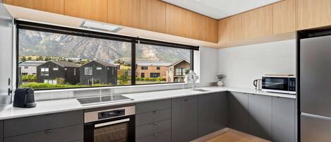 Frigorífico, microondas, horno y placa de cocina