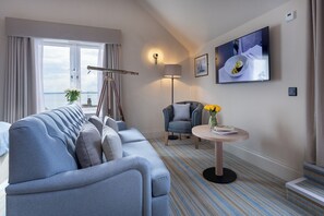 Luxe suite, 1 kingsize bed met slaapbank, balkon, uitzicht op zee | 1 slaapkamer, luxe beddengoed, donzen dekbedden, pillowtop-bedden