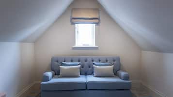 Familie suite, 1 kingsize bed met slaapbank | Woonruimte | Een 50-inch smart-tv met digitale zenders