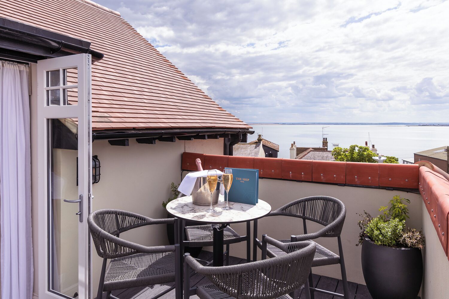 Phòng Suite Cao cấp, 1 giường cỡ king và sofa giường, ban công, quang cảnh biển | Hiên