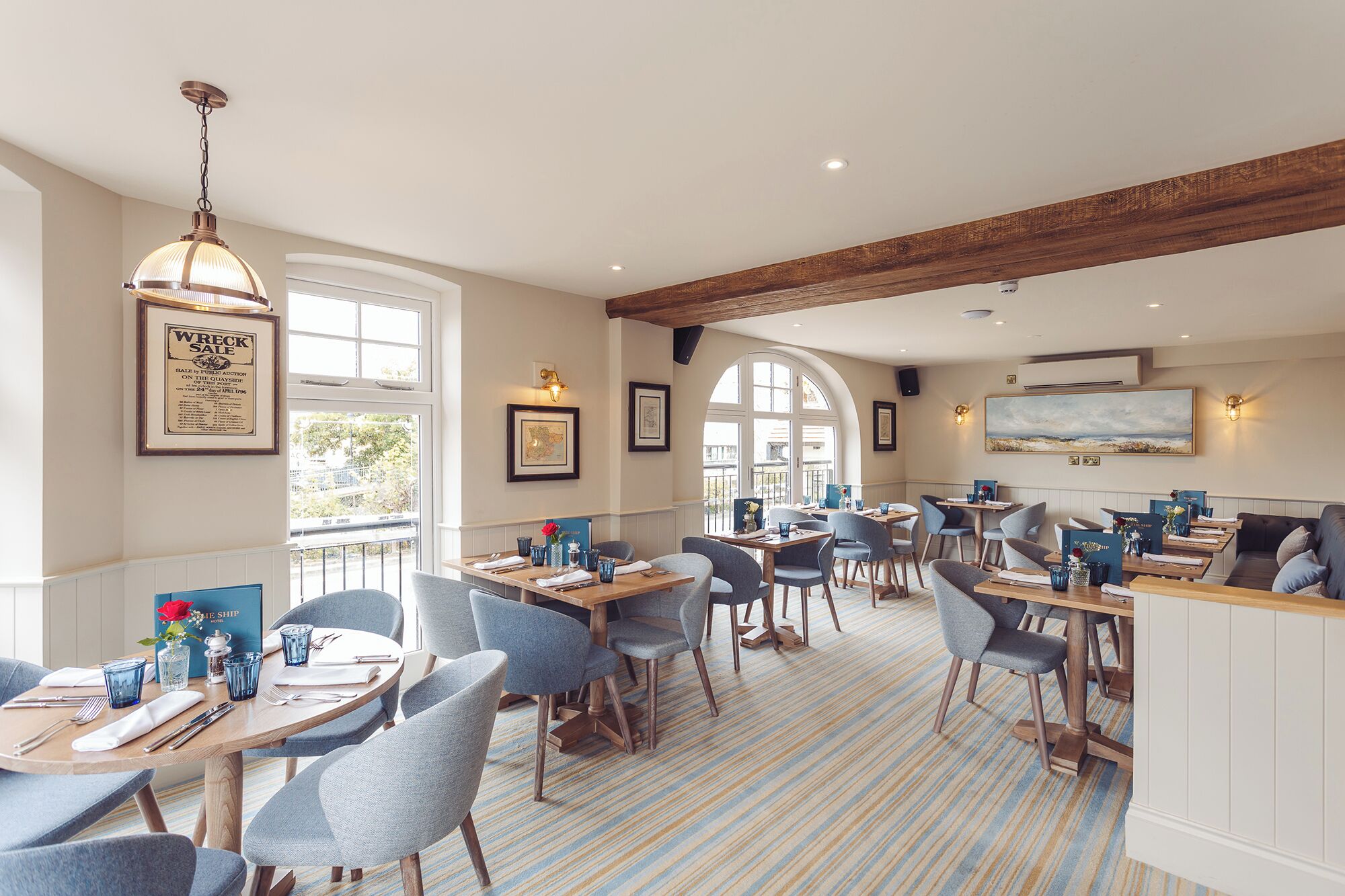 Melayani sarapan, makan siang, makan malam; dengan pemandangan laut