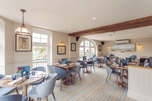 Frokost, lunsj og middag serveres, britiske retter, utsikt mot havet 