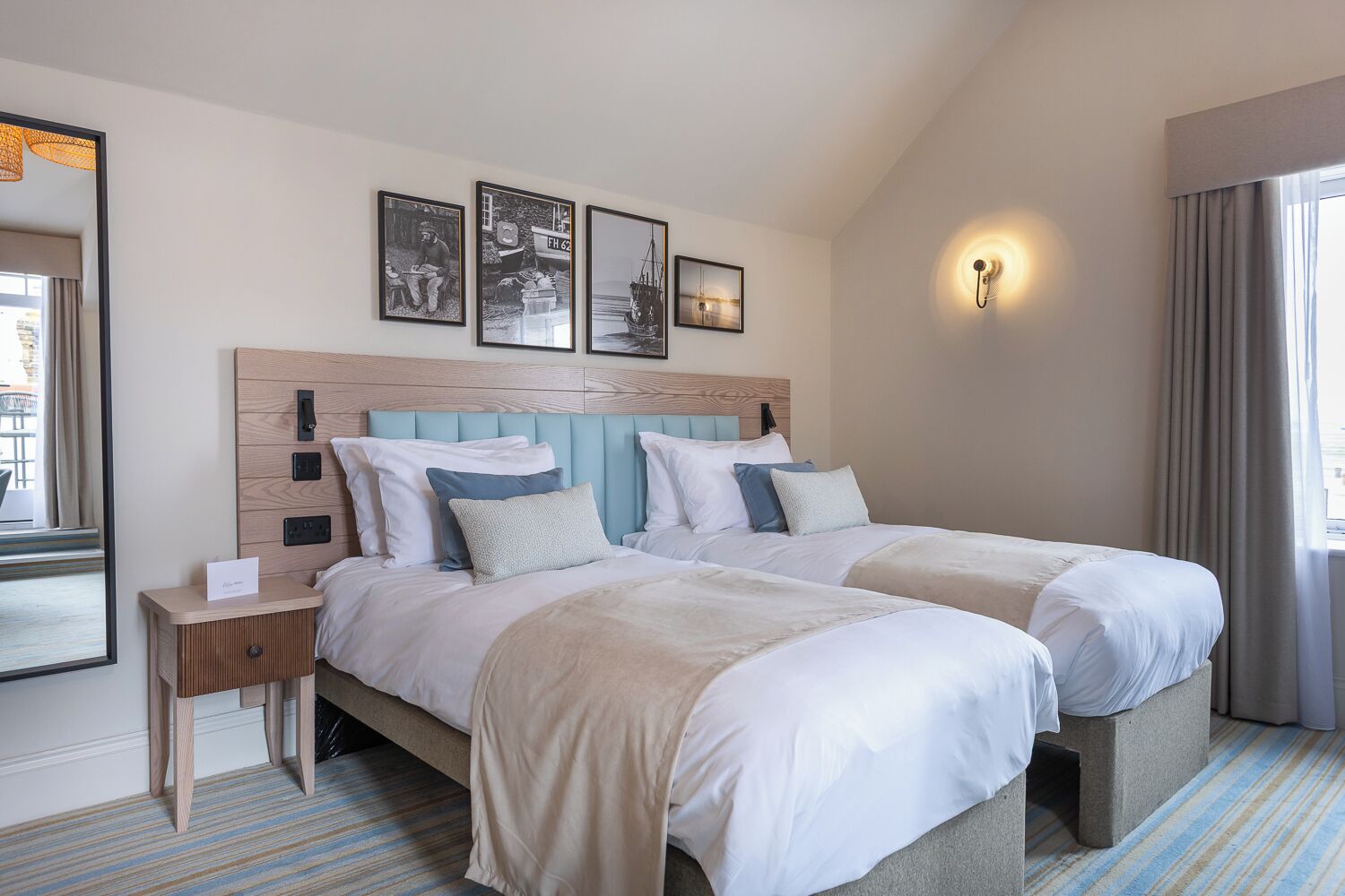 Suite de lujo, 1 cama de matrimonio grande con sofá cama, balcón, vistas al mar | Ropa de cama de alta calidad y edredones de plumas