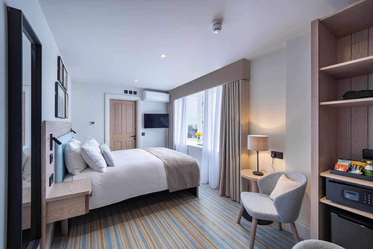 Habitació doble Deluxe, 1 llit de matrimoni gran, vistes al mar | 1 dormitori, roba de llit d'alta qualitat i cobrellits