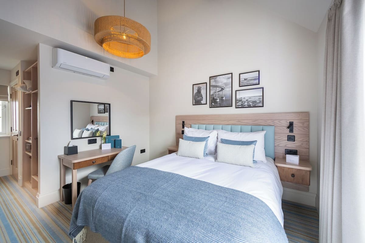 Habitació doble clàssica, 1 llit de matrimoni gran, balcó, vistes al mar | 1 dormitori, roba de llit d'alta qualitat i cobrellits