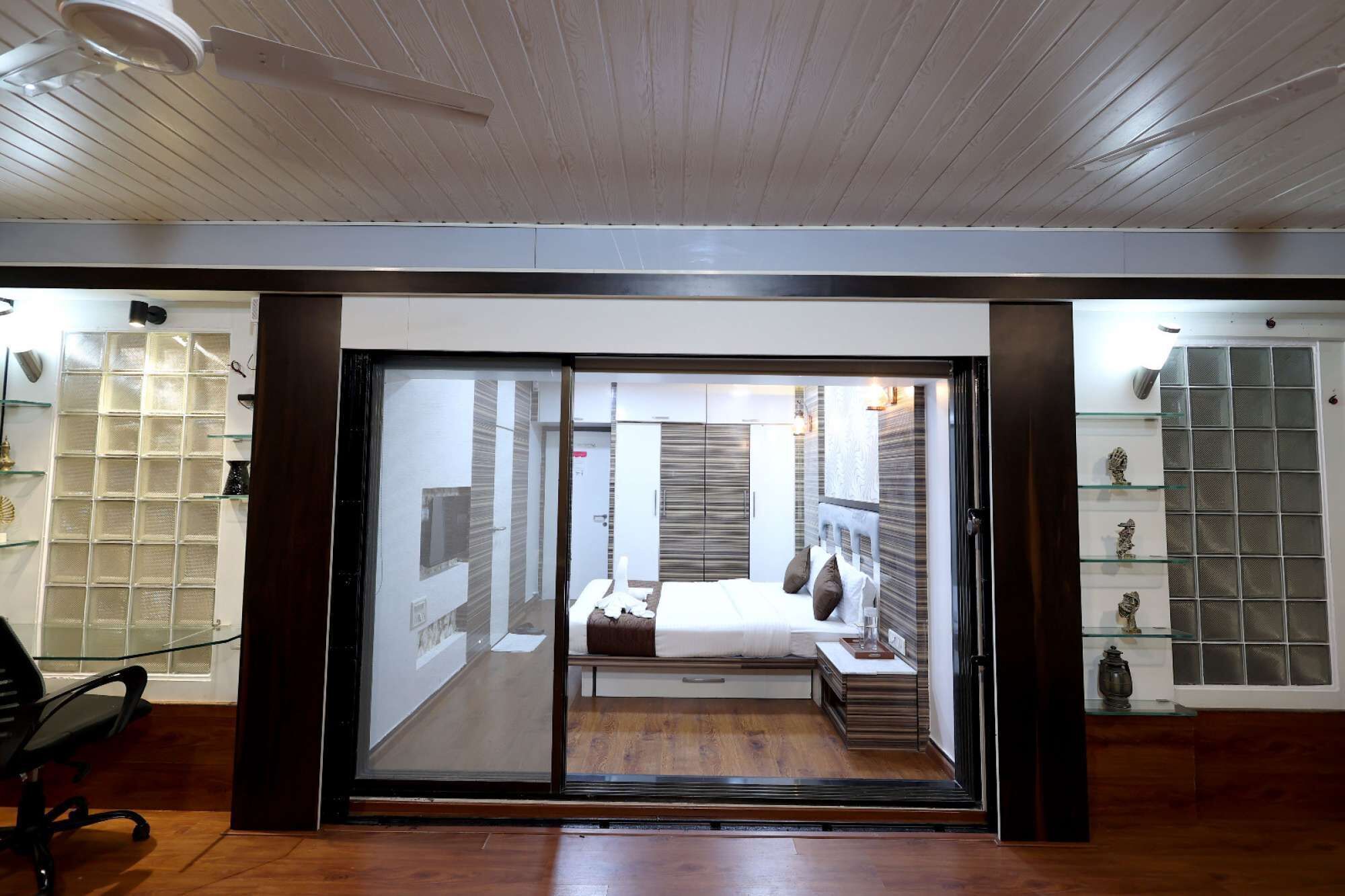 3 多间卧室、办公桌、WiFi、床单