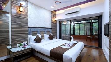 3 bedrooms, desk, WiFi, bed sheets