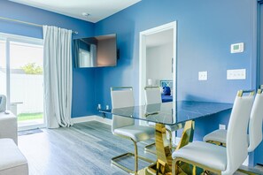 Dining - 3BR/2.5 Bath Townhome Golf Sim, Theatre by NMB Sport Complex (Little River)