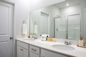 Shower, hair dryer, towels - 3BR/2.5 Bath Townhome Golf Sim, Theatre by NMB Sport Complex (Little River)