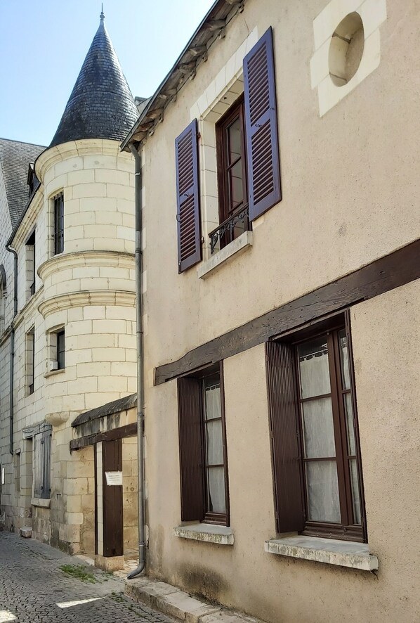 A building with a turret and multiple windows with shutters. - Family-friendly vacation rental in the heart of Saint-Aignan – ideal 3-night stay – 5 min from Beauval Zoo (Saint-Aignan)