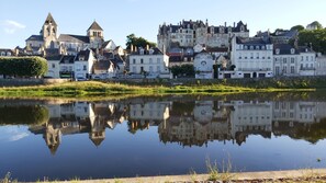 A historic town with a prominent church and castle reflected in a calm river. - Family-friendly vacation rental in the heart of Saint-Aignan – ideal 3-night stay – 5 min from Beauval Zoo (Saint-Aignan)