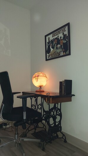A desk with a globe lamp, a black office chair, and a framed picture on the wall. - Family-friendly vacation rental in the heart of Saint-Aignan – ideal 3-night stay – 5 min from Beauval Zoo (Saint-Aignan)