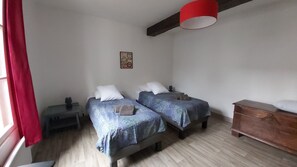 3 habitaciones, tabla de planchar con plancha, wifi y ropa de cama 