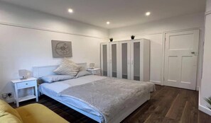 3 Schlafzimmer, Zimmersafe, Schreibtisch, Bügeleisen/Bügelbrett