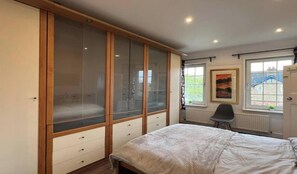 3 chambres, coffres-forts dans les chambres, bureau