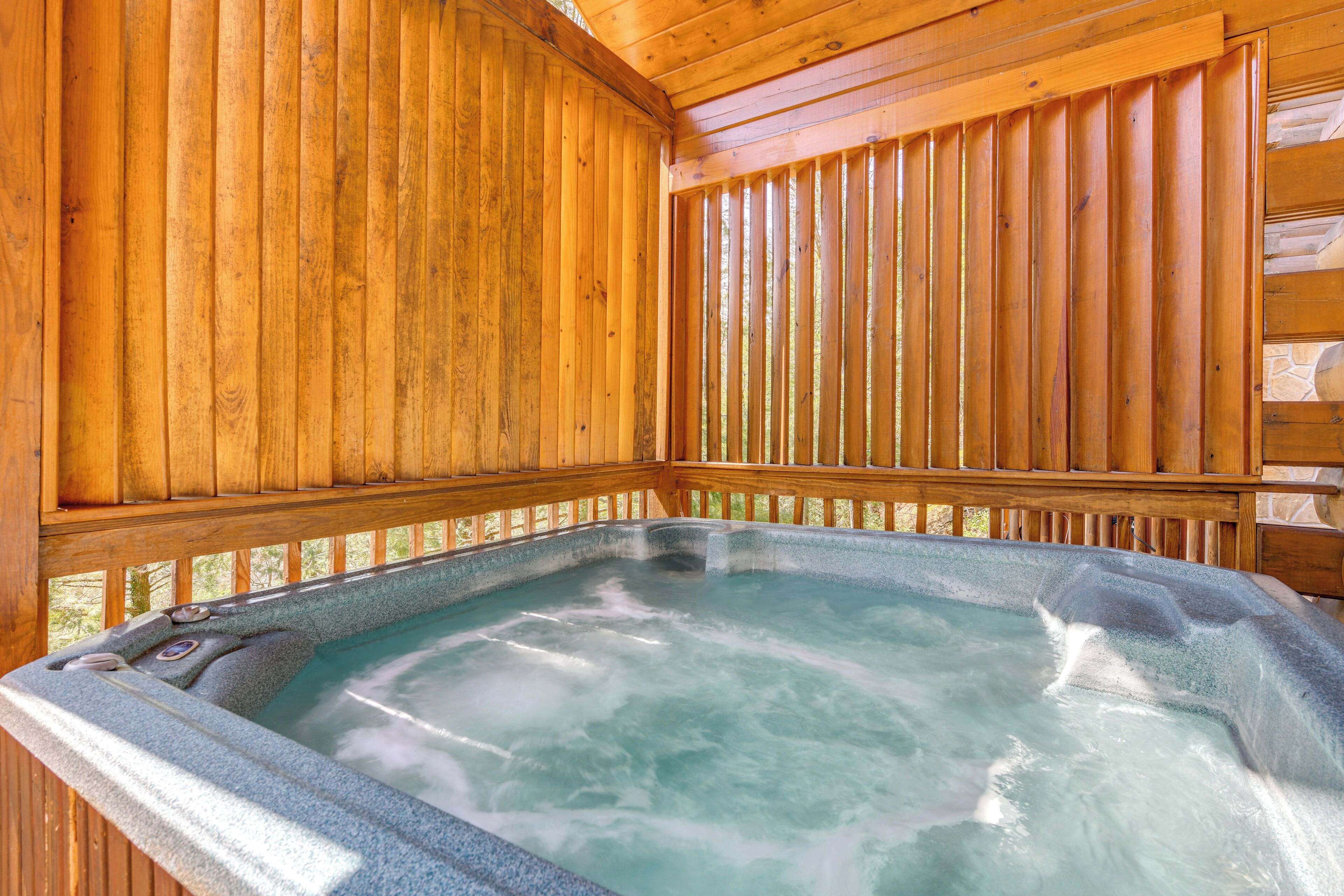 Eine Holzhütte mit Whirlpool.