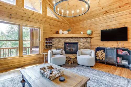 Smoky Mtn Escape w/ Hot Tub: 4 Mi to Gatlinburg!