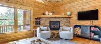 Smoky Mtn Escape w/ Hot Tub: 4 Mi to Gatlinburg!