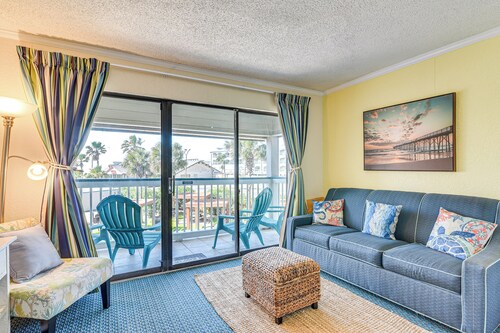 Walk to Galveston Beach: Resort-style Gem w/ Pool