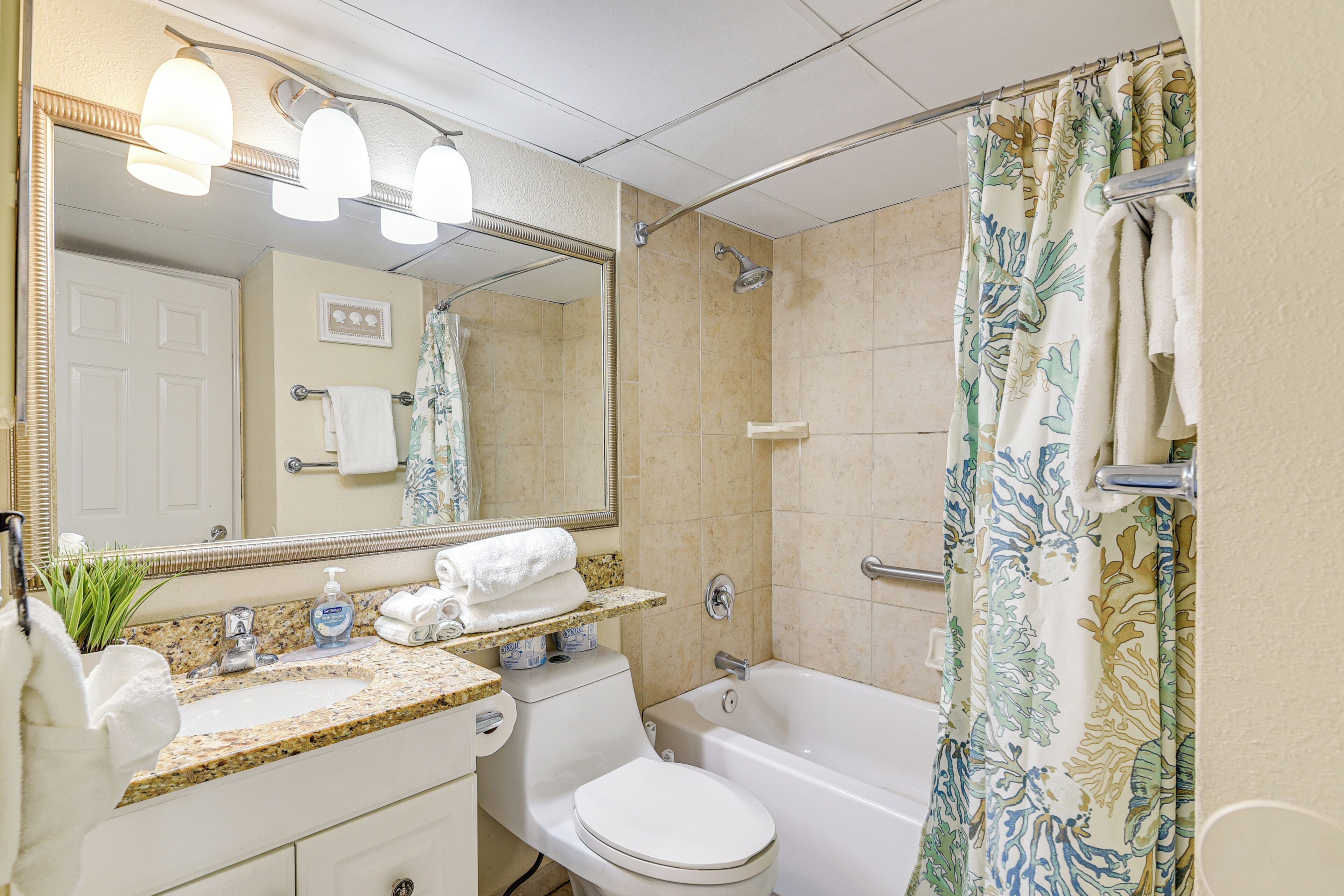 Ein Badezimmer mit Waschbecken, Toilette und Badewanne.