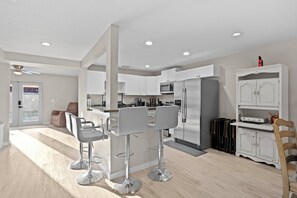 House (4 Bedrooms) | Interior - Saltwater Pool & Putting Green: Bradenton Oasis (Bradenton)