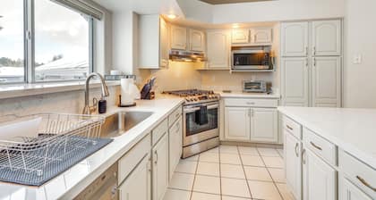 Near Hiking & Golf: Peaceful Home in Flagstaff!
