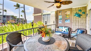 A balcony with wicker furniture, a potted plant, and a ceiling fan. - 2 Mi to Town: Oceanside Kailua-kona Paradise! (Kailua-Kona)