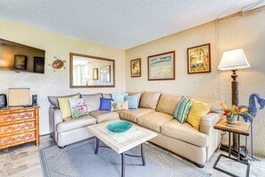 Apartment (1 Bedroom) | Interior - 2 Mi to Town: Kailua-kona Condo Steps From Beach (Kailua-Kona)