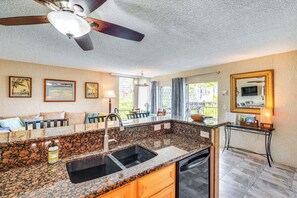 Apartment (1 Bedroom) | Interior - 2 Mi to Town: Kailua-kona Condo Steps From Beach (Kailua-Kona)