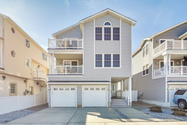 Interior - Walk to Beach: Wildwood Apt w/ Balcony! (Wildwood)