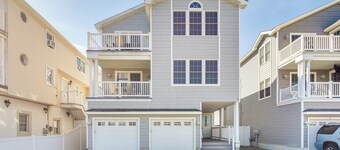 Walk to Beach: Wildwood Apt w/ Balcony!