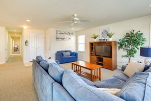 Interior - Walk to Beach: Wildwood Apt w/ Balcony! (Wildwood)