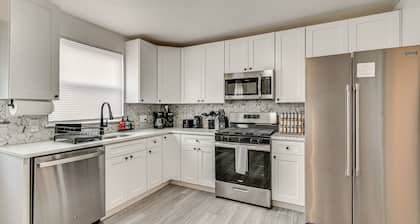 Townhome 1 Mi to Colt Park & Industrial District!