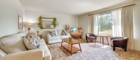 Talo (3 Bedrooms) | Oleskelualue | Televisio, kirjoja