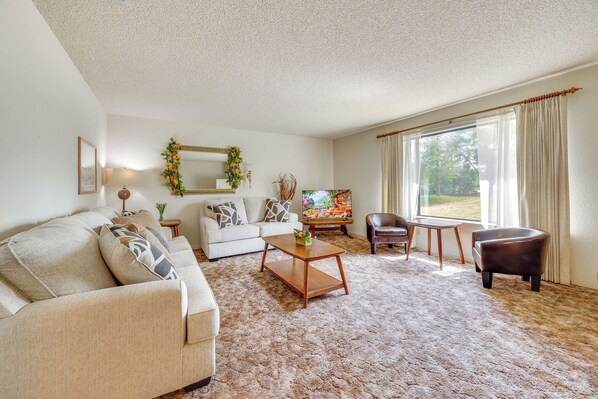 House (3 Bedrooms) | Living area | TV, books