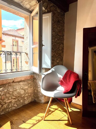 Spacious 6-bedroom house in enchanting Bosa with professional kitchen, A/C