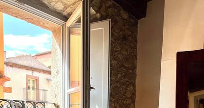 Spacious 6-bedroom house in enchanting Bosa with professional kitchen, A/C