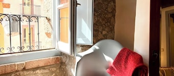 Spacious 6-bedroom house in enchanting Bosa with professional kitchen, A/C