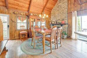 House (3 Bedrooms) | Interior - Mtn-view Home w/ Deck, Fire Pit & BBQ in Almond (Almond)